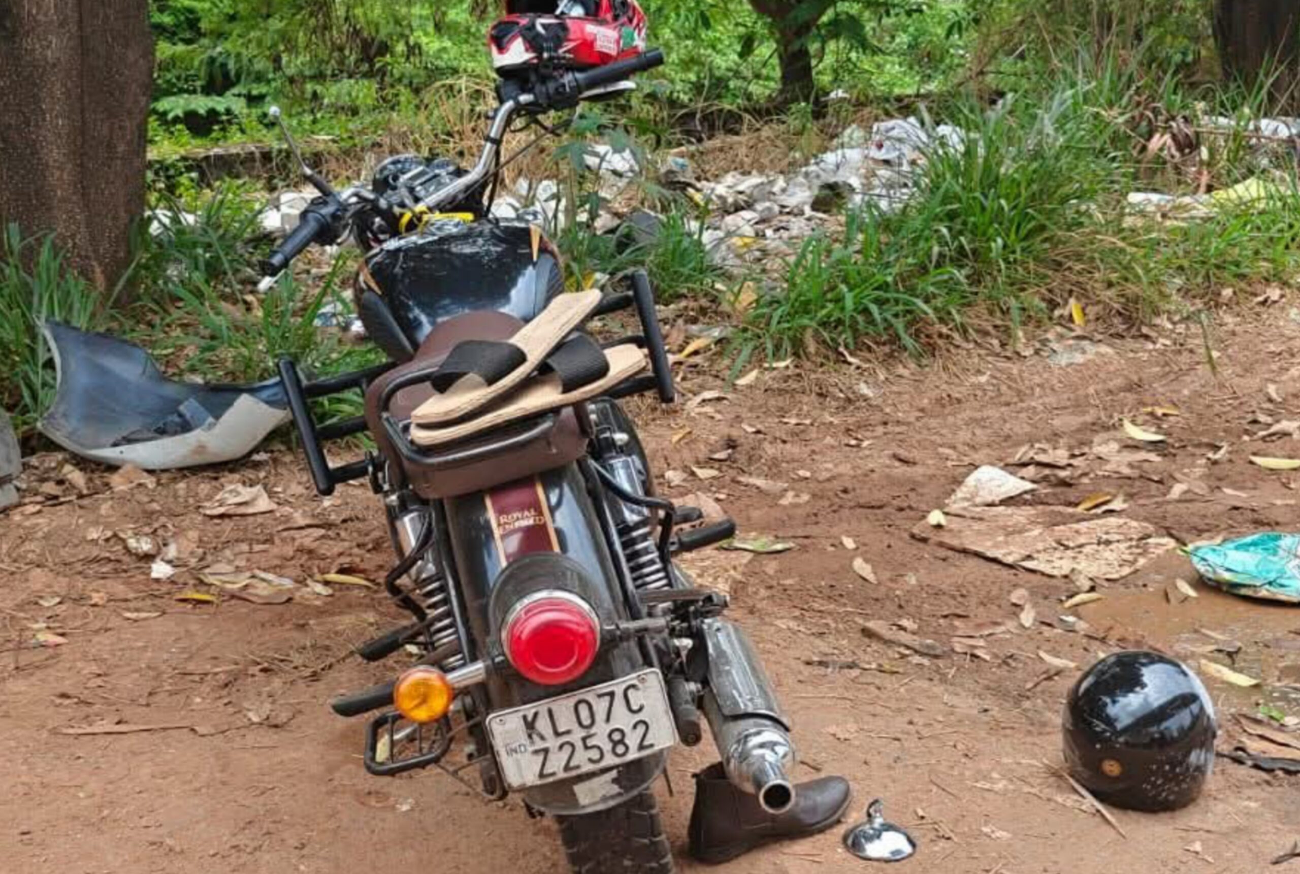 ബൈക്ക് ലോറിയിലിടിച്ച് യുവതിക്ക് ദാരണാന്ത്യം ബൈക്കിന്റെ പിന്നിൽ യാത്ര ചെയ്ത നന്ദന (23) ആണ് മരിച്ചത്