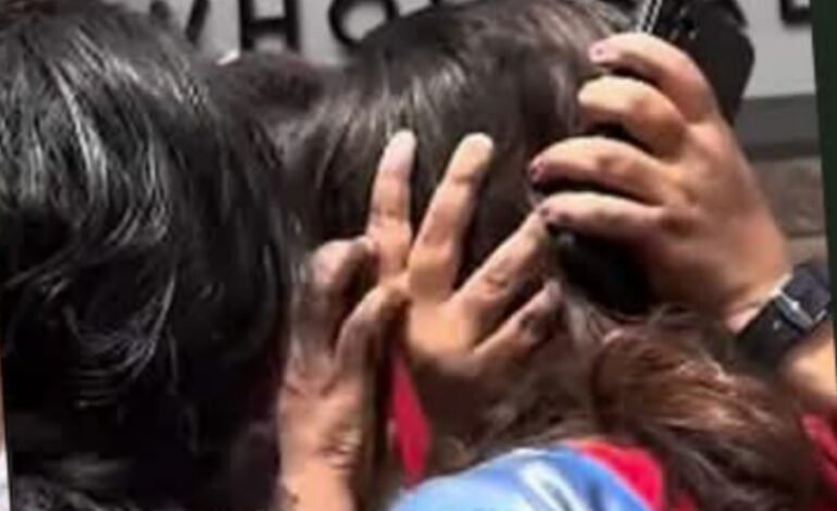 മഞ്ജു വാര്യരെ വേദിയിൽ ബലമായി ചുംബിച്ചുഇഷ്ടമാണെന്ന് പ്രതികരണം