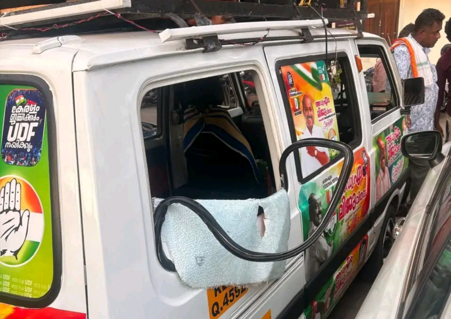 കായംകുളത്ത് കൊട്ടിക്കലാശത്തിൽ പോറ്റിയെ കയറ്റിയേ എന്ന പാട്ടുവച്ച യുഡിഎഫിന്റെ പ്രചരണ വാഹനം അടിച്ചു തകർത്തതായി പരാതി