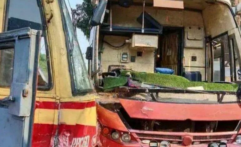 കാറും കെ എസ് ആർ ടി സി യും ബസ്സുകളും കൂട്ടിയിടിച്ചു:ആരുടെയും പരുക്ക് ഗുരുതരമല്ല