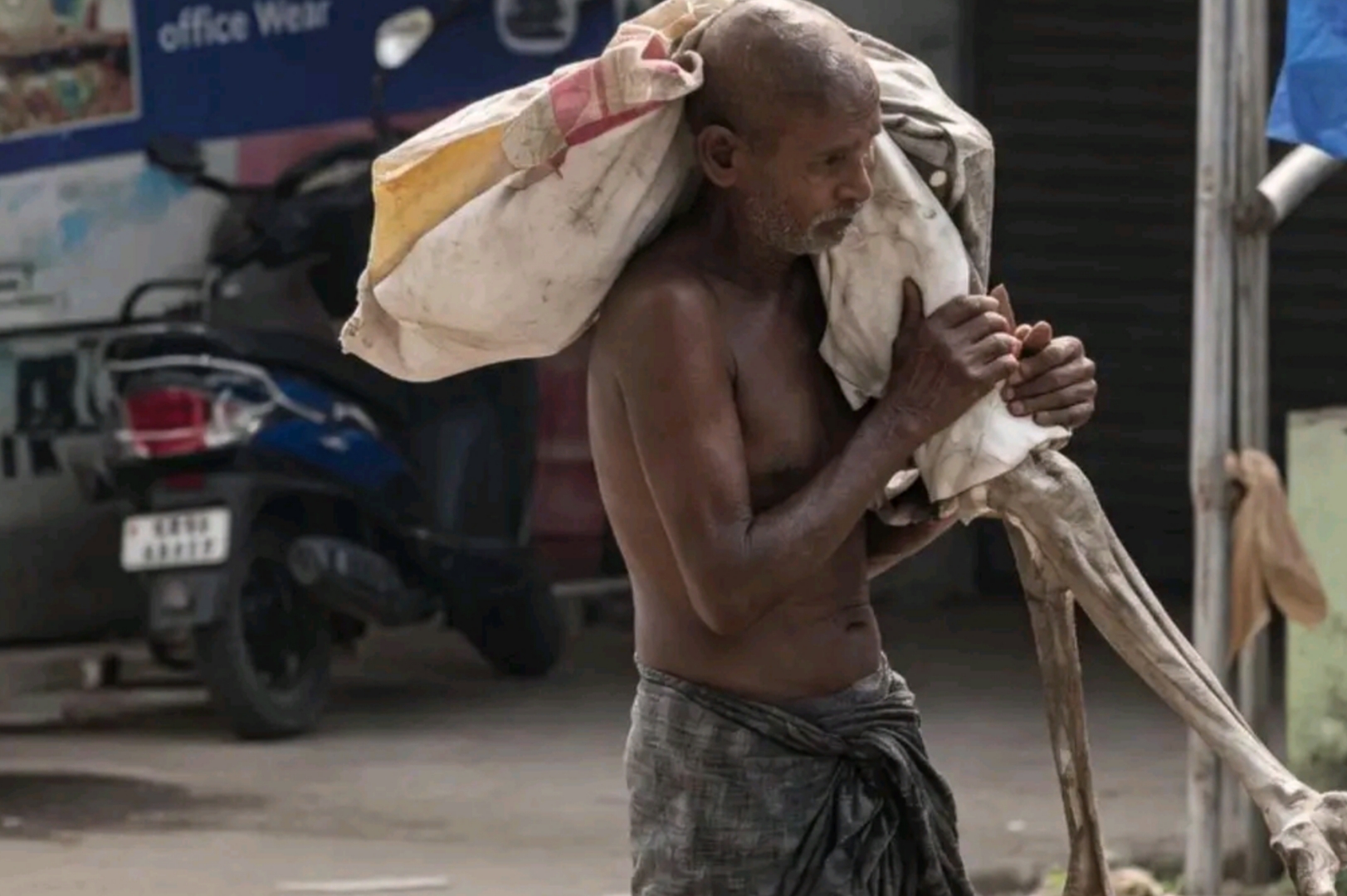 പണം നൽകാൻ അക്കൗണ്ട് ഉടമ വരണമെന്ന് ബാങ്ക്