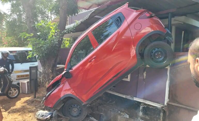മുണ്ടത്തിക്കോട്യിൽ നിയന്ത്രണം വിട്ട കാർ വീടിന്റെ മതിൽ തകർത്തു; വൻ നാശനഷ്ടം