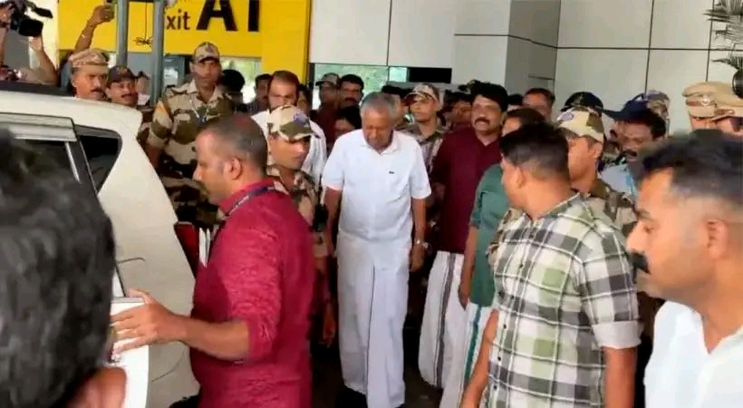 കനത്ത പരാജയത്തിന് പിന്നാലെ പിണറായി എത്തിസുരക്ഷാ വാഹനവ്യൂഹമില്ലാതെ ക്ലിഫ് ഹൗസിലേക്ക്