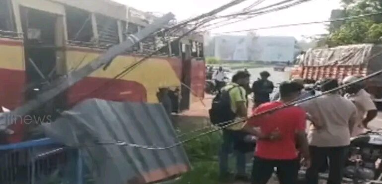 ചെങ്ങന്നൂരിൽ നിയന്ത്രണം വിട്ട കെഎസ്ആർടിസി ബസ് കടയിലേക്ക് ഇടിച്ചു കയറി:രണ്ടുപേർക്ക് ഗുരുതര പരിക്ക്