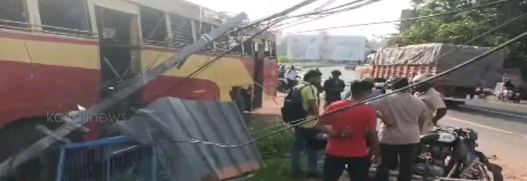 ചെങ്ങന്നൂരിൽ നിയന്ത്രണം വിട്ട കെഎസ്ആർടിസി ബസ് കടയിലേക്ക് ഇടിച്ചു കയറി:രണ്ടുപേർക്ക് ഗുരുതര പരിക്ക്