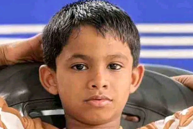 കളിച്ചുകൊണ്ടിരിക്കെ തലയിലേക്ക് കോണ്‍ക്രീറ്റ് തൂണ്‍ ഇടിഞ്ഞുവീണു:നിലമ്പൂരിൽ ഏഴുവയസുകാരന് ദാരുണാന്ത്യം