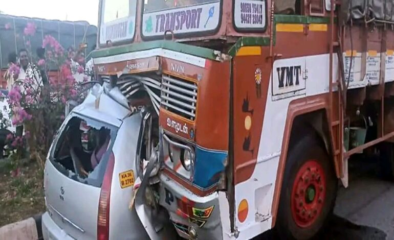 പൊള്ളാച്ചിയിൽ കാറും ലോറി കൂട്ടിയിടിച്ചു :ഒരു കുടുംബത്തിലെ നാല് പേർക്ക് ദാരുണാന്ത്യം
