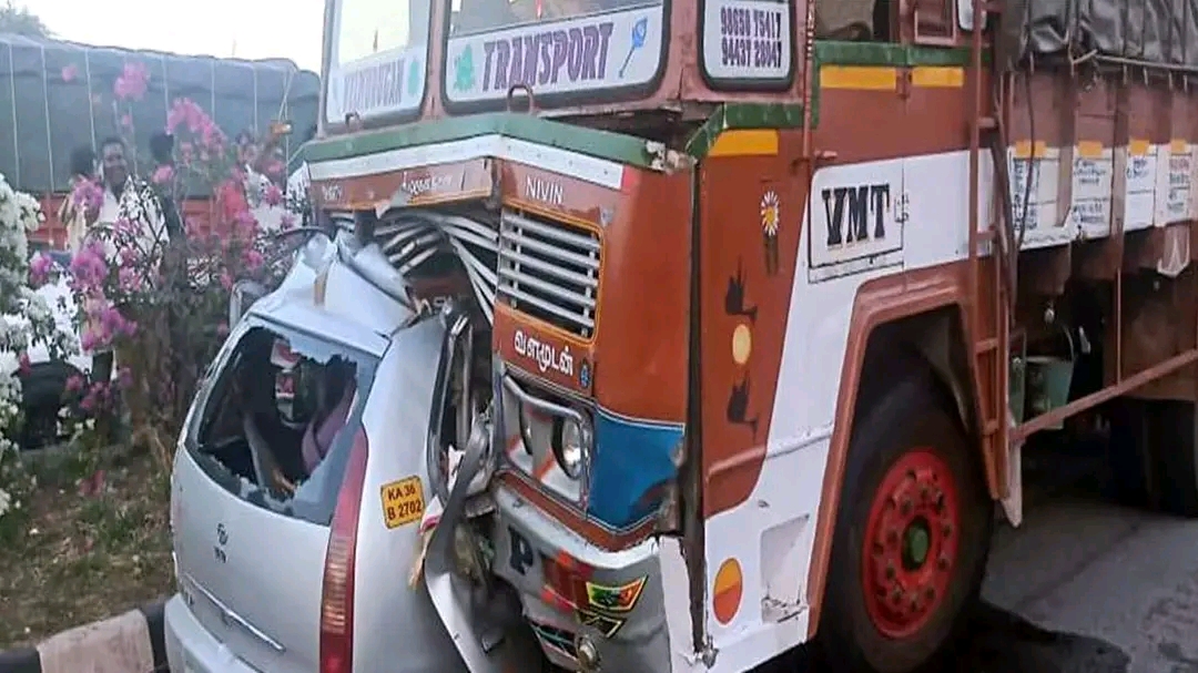 പൊള്ളാച്ചിയിൽ കാറും ലോറി കൂട്ടിയിടിച്ചു :ഒരു കുടുംബത്തിലെ നാല് പേർക്ക് ദാരുണാന്ത്യം