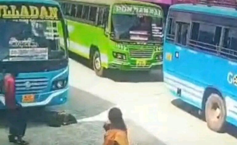 കോട്ടയം  ബസ് സ്റ്റാൻഡിൽ  അപകടം:യാത്രക്കാരിയുടെ ശരീരത്തിലൂടെ സ്വകാര്യ ബസ് കയറിയിറങ്ങി