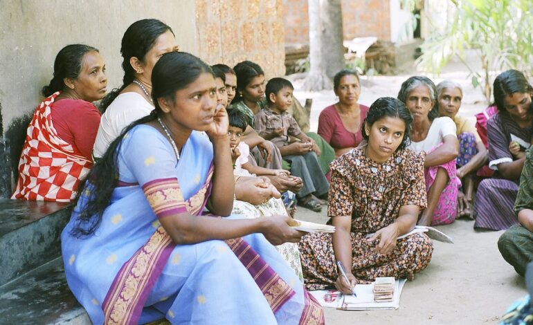 കുടുംബശ്രീയിലെ  മുഴുവൻ കരാർ ജീവനക്കാരെയും പിരിച്ചുവിടാൻ നീക്കം തുടങ്ങി.