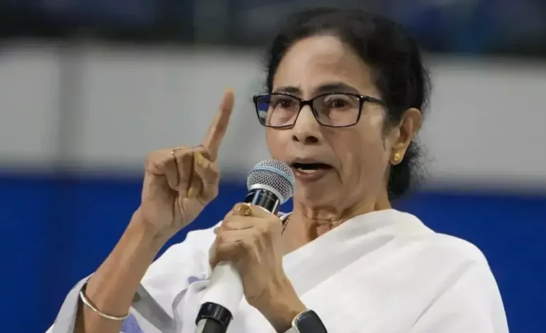 രാജി നൽകിയില്ലെങ്കിൽ മമതയെ ഗവർണർ പുറത്താക്കും:നടകീയ രംഗങ്ങളുമായി ബംഗാൾ