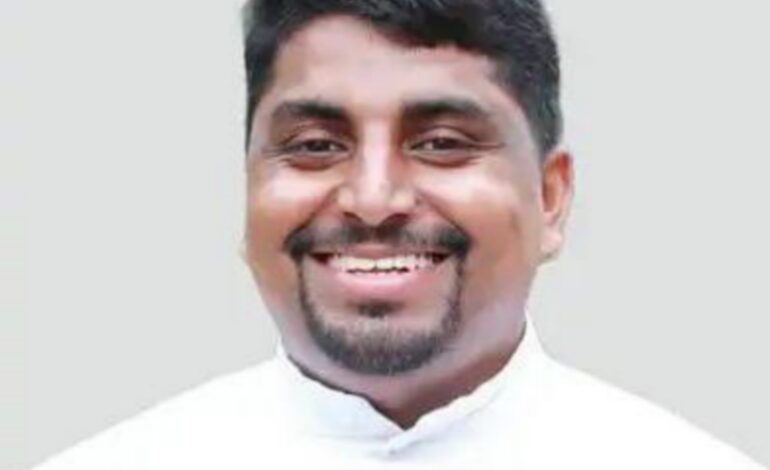 ഇടുക്കി മുരിക്കും തൊട്ടി പള്ളി വികാരി കാറില്‍ സഞ്ചരിക്കവേ  കുഴഞ്ഞുവീണ് മരിച്ചു
