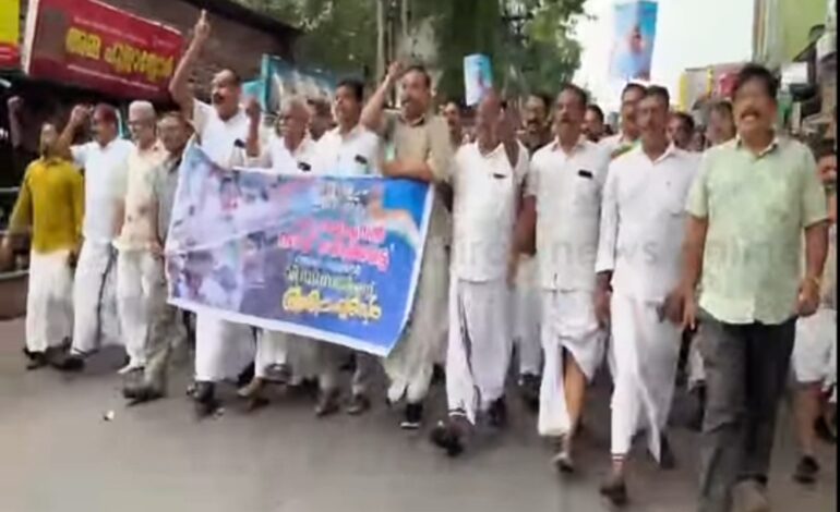 ‘നൂലിൽ കെട്ടിയിറക്കിയവരാരും നേതാവാകാൻ നോക്കേണ്ട’;  വടകരയിൽ വി ഡി സതീശൻ അനുകൂലികളുടെ പ്രകടനം