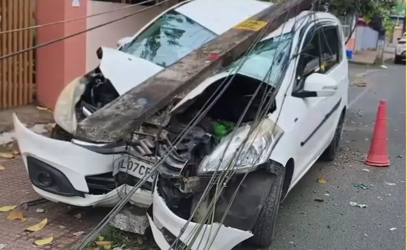 ആലുവയിൽ നിയന്ത്രണംവിട്ട കാർ വൈദ്യുതി പോസ്റ്റിൽ ഇടിച്ചു; രണ്ടുപേർക്ക് പരുക്ക്