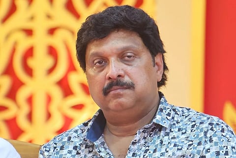 ഡ്രൈവിങ് ലൈസൻസ്:കെ ബി ഗണേഷ് കുമാറിന്റെ പേരിനൊപ്പമുള്ള MLA ഒഴിവാക്കും:18 വയസ് തികയാതെ ലൈസൻസ് നൽകിയ സംഭവം:നിയമോപദേശം തേടി സർക്കാർ