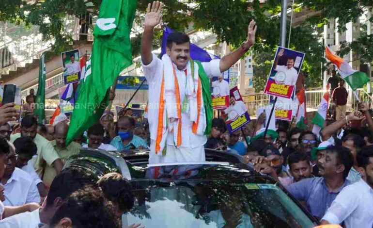 സന്ദീപ് വാര്യരുടെ റോഡ് ഷോയിലെ സംഘർഷം; 100 യുഡിഎഫ് പ്രവർത്തകർക്കും 80 സിപിഐഎം പ്രവർത്തകർക്കുമെതിരെ കേസെടുത്ത് പൊലീസ്