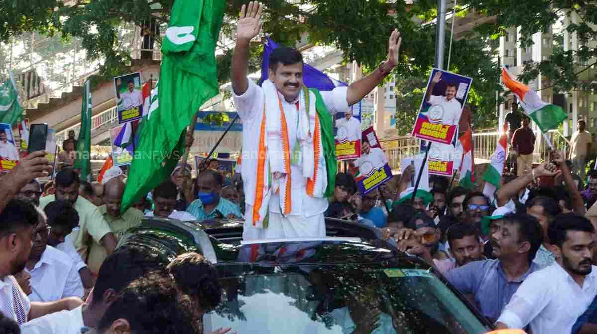 സന്ദീപ് വാര്യരുടെ റോഡ് ഷോയിലെ സംഘർഷം; 100 യുഡിഎഫ് പ്രവർത്തകർക്കും 80 സിപിഐഎം പ്രവർത്തകർക്കുമെതിരെ കേസെടുത്ത് പൊലീസ്